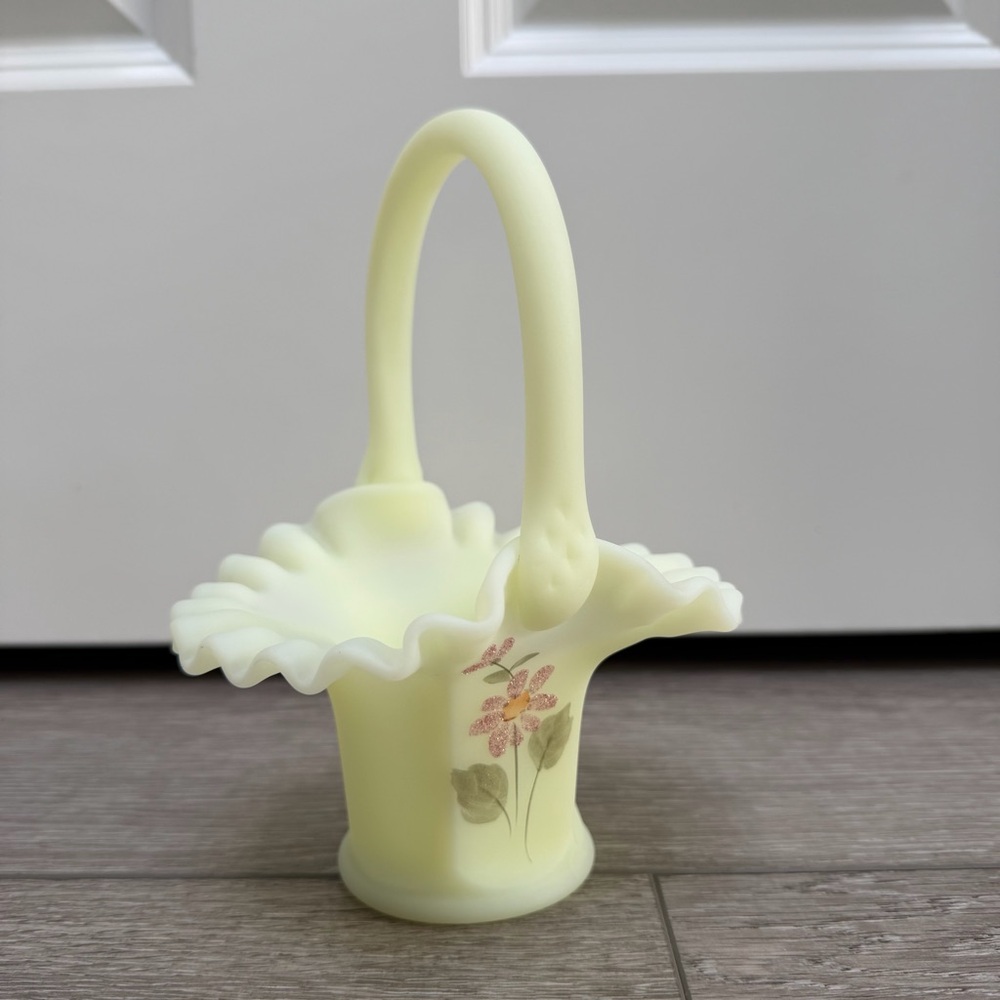 FENTON VINTAGE URANIUM GLASS CUSTARD SATIN RUFFLED BASKET W HAND PAINTED FLOWER - Picture 2 of 12